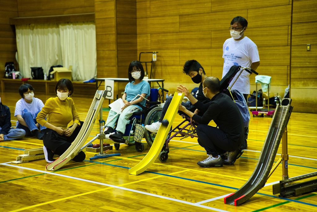 ボッチャ競技の様子 - 車椅子の参加者がランプを使って競技